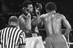 George Foreman får et slag ind på Muhammad Alis kæbe i femte omgang i kampen, der blev afviklet i 1974 i Kinshasa, Zaire (i dag Den Demokratiske Republik Congo). Ali endte dog med at knockoute Foreman i ottende runde.  Ed Kolenovsky/AP/AP