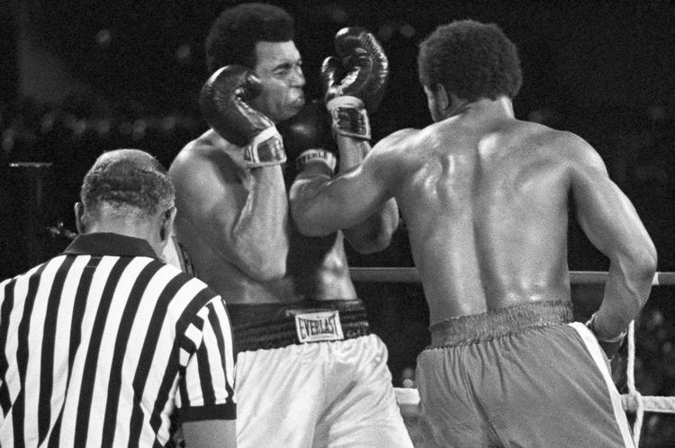 George Foreman får et slag ind på Muhammad Alis kæbe i femte omgang i kampen, der blev afviklet i 1974 i Kinshasa, Zaire (i dag Den Demokratiske Republik Congo). Ali endte dog med at knockoute Foreman i ottende runde.  Ed Kolenovsky/AP/AP