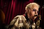 Den amerikanske saxofonist Lee Konitz har rundet de 90 år, og tonen knækkede fra tid til anden, da han torsdag aften scatsang, måske for at få luft til at spille på hornet. Men det var rørende ægte.  Martin Lehmann/POLFOTO