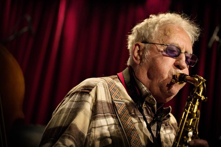 Den amerikanske saxofonist Lee Konitz har rundet de 90 år, og tonen knækkede fra tid til anden, da han torsdag aften scatsang, måske for at få luft til at spille på hornet. Men det var rørende ægte.  Martin Lehmann/POLFOTO