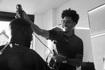 Justin Carr i færd med at klippe en ven i sin salon i St. Albans nord for London. Mange Premier League-hold fra London har træningsanlæg i det område og har således nem adgang til salonen.  Foto: Rasmus Weng Karlsen