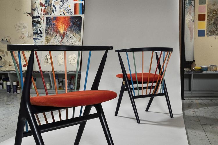 ’Sibast Sunrise No 8’ er navnet på den gamle pindestol, der oprindelig er designet i 1953 af Helge Sibast. Kunstneren Kasper Eistrup har forvandlet stolens ryg til en solopgang, som matches af det orange sæde i velour. Pr