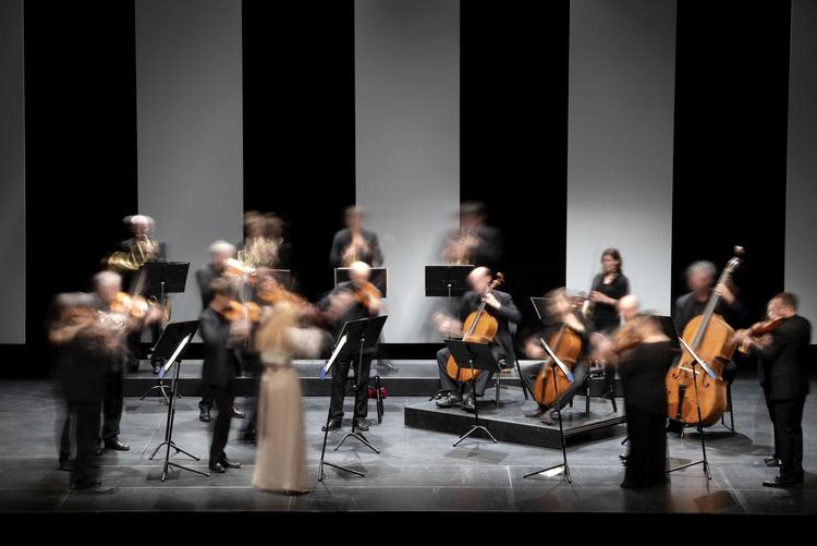 Sammen med Orchestra of the Age of  Enlightenment  jagtede violinisten Rachel Podger  kontrasterne  i Haydns  wienerklassiske symfonier.  Peter Hove Olesen