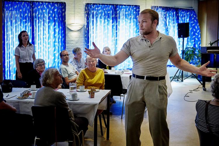 Forestillingen ’Anekdoter’  er blevet til i samtaler mellem 15 ældre plejehjemsbeboere og 7 unge  skuespillerelever og opføres i  Lokalcenter Møllestiens dagligstue.    Kåre Viemose