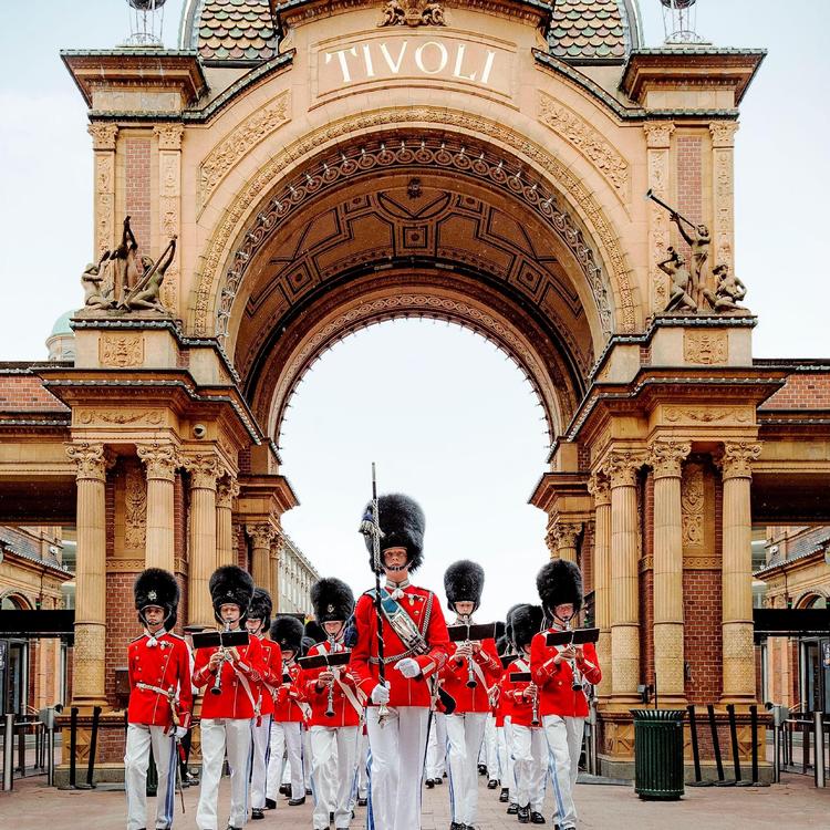 En time inden starten på marchmusikkoncerten i Tivolis Koncertsal kan børn og alle andre møde Tivoligardens gardister. Claudia Dons/Tivoli