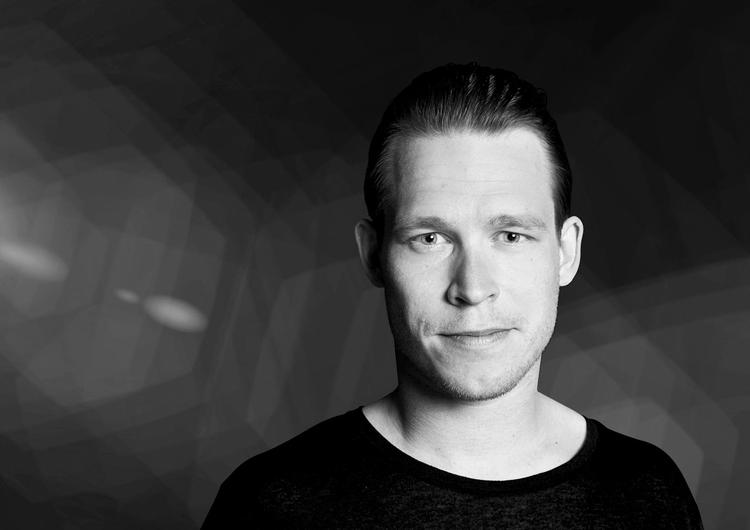 Joakim Lind Tranberg er født 1988 og er uddannet skuespiller fra Den Danske  Scenekunstskole i Odense i 2017.  Søren Malmose
