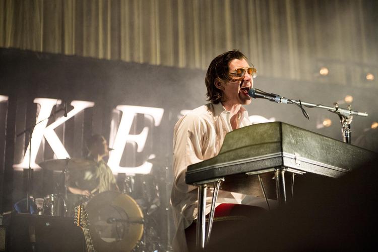 Alex Turner lignede reinkarnationen af en halvexcentrisk og ærkebritisk rockfrelser a la Bowie eller Morrissey. Olivia Loftlund