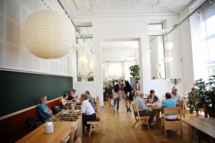 Kafeteria er indrettet rørende smukt og serverer gode og økologisk råvarer. Dog i den lidt dyrere ende. 
 Jens Dresling