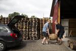 Skotlander Rum er vilde med at eksperimentere med modningsprocessen af deres rom. Denne gang har rommen været pakket ind i den ikoniske orange scenedug gennem et år. 
 Louise Herrche Seerup