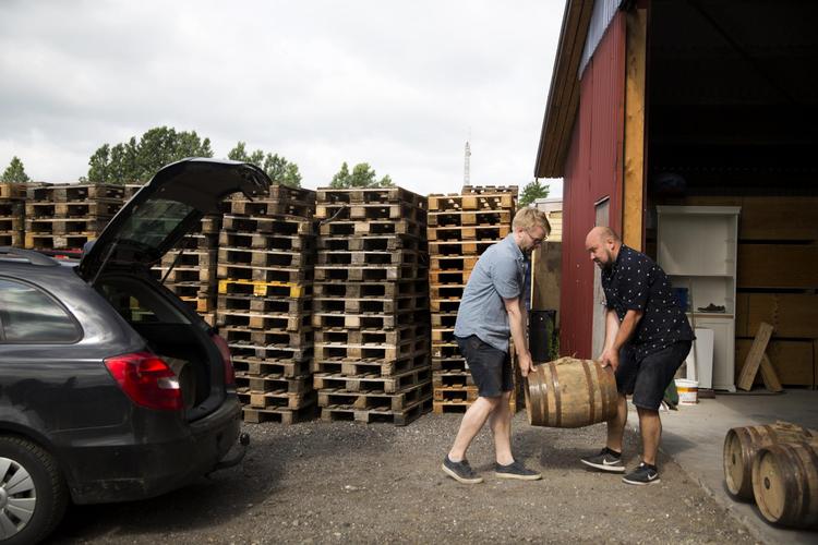 Skotlander Rum er vilde med at eksperimentere med modningsprocessen af deres rom. Denne gang har rommen været pakket ind i den ikoniske orange scenedug gennem et år. 
 Louise Herrche Seerup