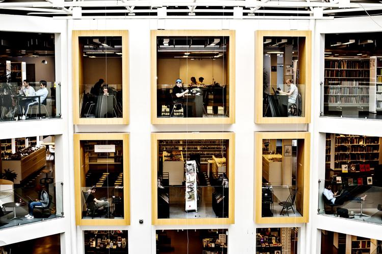 Skal bøgerne forsat være det helt centrale eller skal bibliotekerne omdannes til borgerstyrede aktivitetscentre i fremtiden? Arkivfoto Maud Lervik