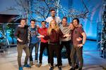Hønen i midten har syv haner at vælge imellem i det norske datingprogram 'Når kemien passer'. DR Produktion/NRK