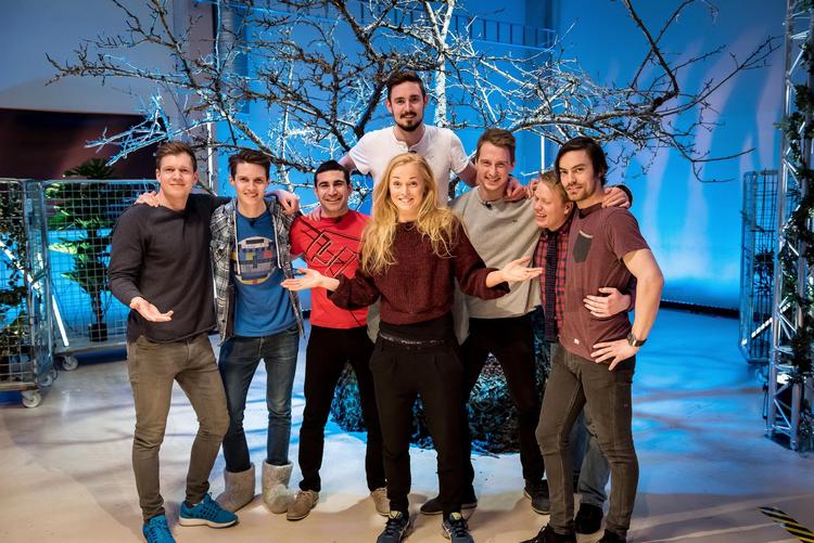 Hønen i midten har syv haner at vælge imellem i det norske datingprogram 'Når kemien passer'. DR Produktion/NRK