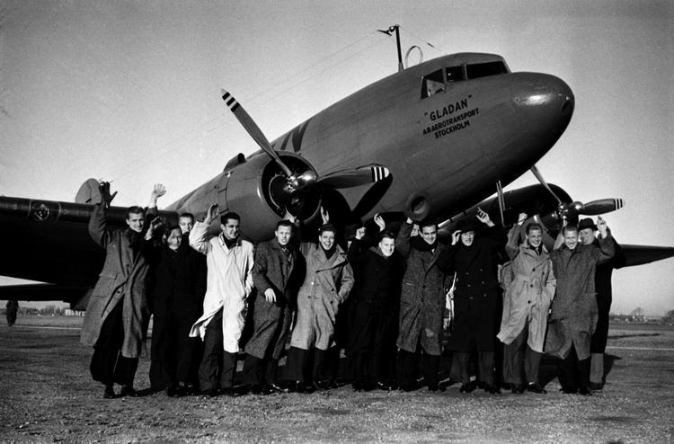 Trods besættelsen fortsatte vi med at dyste i sport mod tyskerne. Her det danske fodboldlandshold på vej til landskamp i Dresden i november 1941. DR