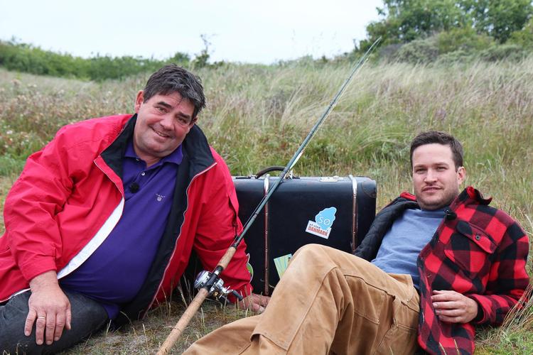 Kokken Jan Gildam og lystfiskeren Gordon P. Henriksen er nogle muntre røgsvende, der fortæller om røgeriets glæder. Mikael Ib Hansen/DR