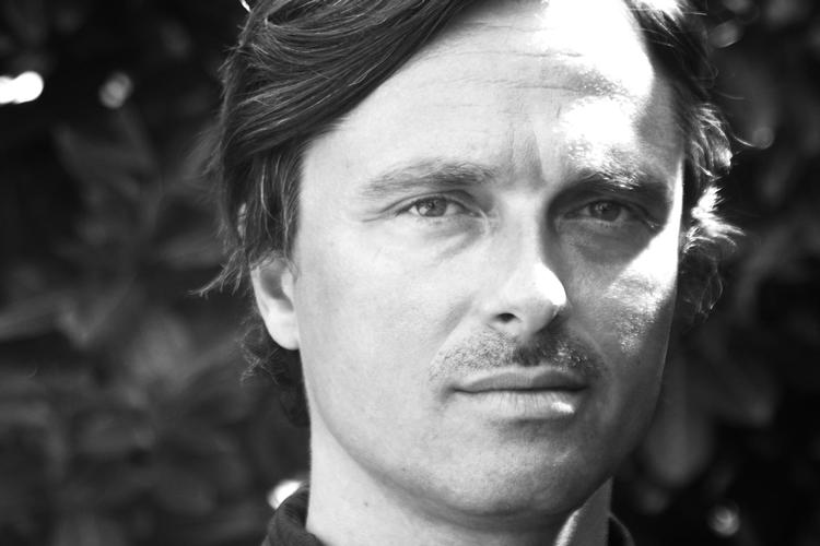 Bo Rune Madsen er født i 1976. I 1995 var han med til at starte Mew, hvor han var guitarist. Timme Hovind
