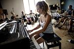  Kathrine Windfeld komponerer, arrangerer, spiller klaver og fører an  i en punket, eksperimenterede rytmisk omgang med sit eget bigband.   Jacob Ehrbahn/POLFOTO