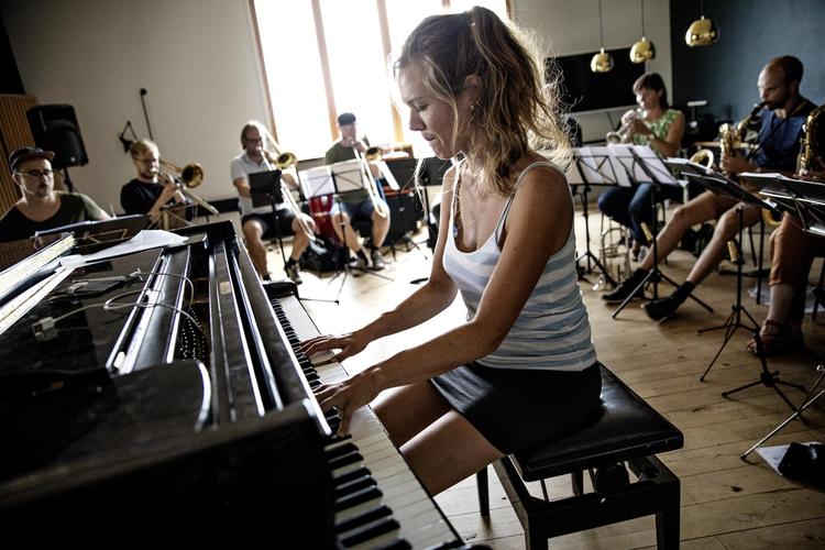  Kathrine Windfeld komponerer, arrangerer, spiller klaver og fører an  i en punket, eksperimenterede rytmisk omgang med sit eget bigband.   Jacob Ehrbahn/POLFOTO