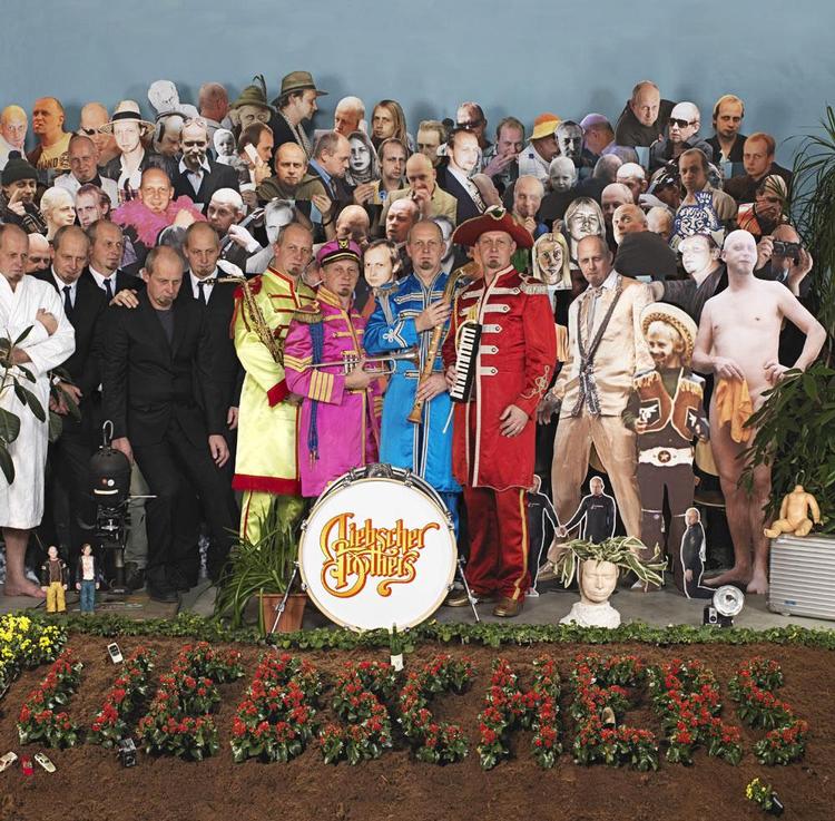 Ingen tvivl om forlægget: ’Sgt. Pepper’s Lonely Hearts Club Band’ – det berømte cover på The Beatles’ album fra 1967. Foto: Martin Liebscher