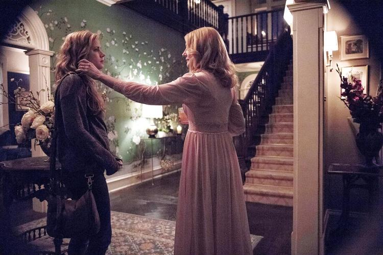 Camille Peaker (Amy Adams) kommer uanmeldt hjem til sit barndomshjem og bliver mødt med afstand af sin mor (Patricia Clarkson) med et »Ja, huset er jo ikke gjort i stand til gæster, men du må vel hellere komme ind. Vi drikker amaretto sours«. 
 HBO Nordic