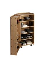 Skabet er 156 cm højt og 70x70 cm i dybde og bredde. Når det er lukket, ligner det en stor kube, som man kan trille lige derhen, hvor det er mest praktisk.  Jens Juul