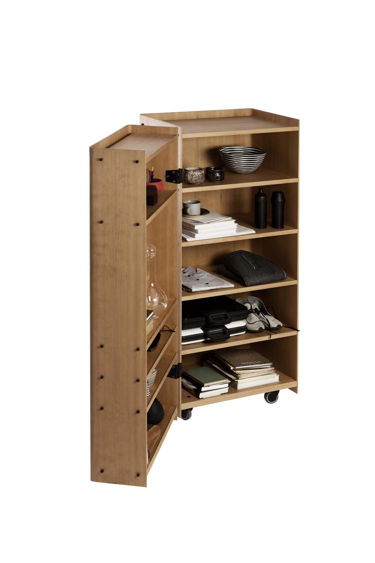 Skabet er 156 cm højt og 70x70 cm i dybde og bredde. Når det er lukket, ligner det en stor kube, som man kan trille lige derhen, hvor det er mest praktisk.  Jens Juul