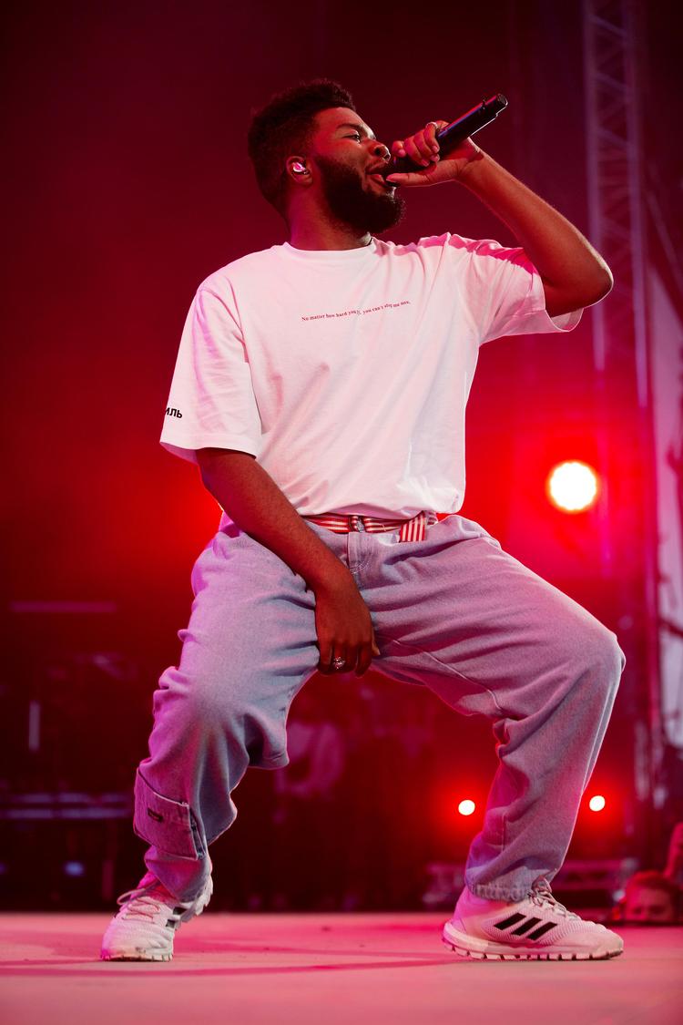 Generationsstemmen Khalid tog Roskilde med storm, da han torsdag samlede et tæt pakket Arena.  Thomas Borberg