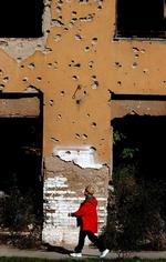 En sønderskudt mur i Sarajevo i 2003 vidner om krigen i Bosnien-Hercegovina - som også er udgangspunkt for Selvedin Avdićs sære roman. Arkivfoto Finn Frandsen