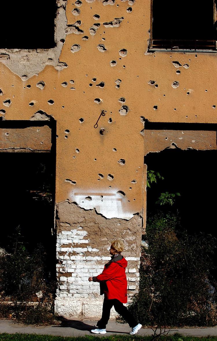 En sønderskudt mur i Sarajevo i 2003 vidner om krigen i Bosnien-Hercegovina - som også er udgangspunkt for Selvedin Avdićs sære roman. Arkivfoto Finn Frandsen