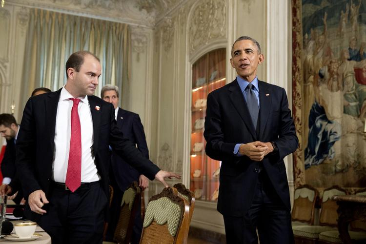  Sikkerhedsrådgiver og taleskriver Ben Rhodes (tv.) og hans chef, præsident Barack Obama, er her på vej ud efter et møde med Tyrkiets præsident, Recep Tayyip Erdogan, i 2015.   Evan Vucci/AP/

