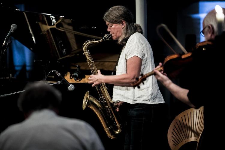 Som et kald til midnatsbøn skar Lotte Ankers saxofon gennem luften i Brorsons Kirke.    Bobby Anwar