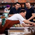 Dommerne Nikolaos Strangas og Ronnie Holmen og en af de  udstyrsglade kagebagere, Thomas David Parry.   Jeppe Melchiorsen/TV 2