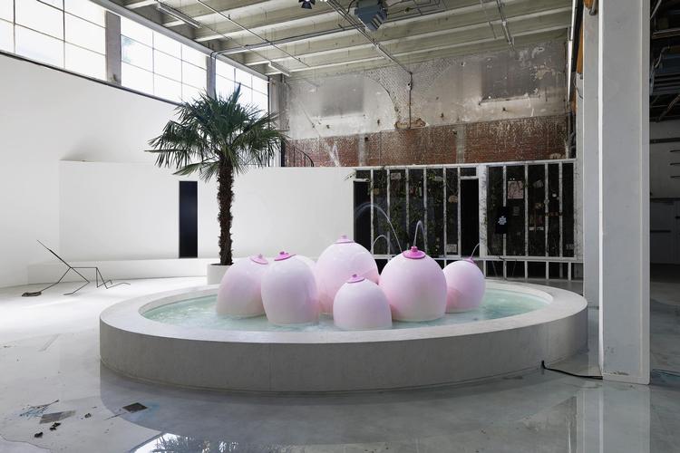  paradisisk.  Lakterende bryster  er et velkendt kunsthistorisk motiv.  Laure Prouvost har, som en hyldest til  sin bedstemor, skabt en fontæne med  ikke mindre end syv spruttende bryster til udstillingen på Palais de Tokyo i Paris.  Foto: Aurélien Mole Aurélien Mole
