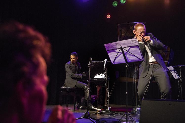 Der var soulfarvet saft i  jazzvirtuosen Mathias Heises mund harmonika, mens Christian Sands  lyttede og foldede sig ud ved flyglet. Finn Frandsen