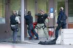 Politiet forsøger at komme ind i G4S’ værdidepot, hvorfra tre mænd stjal 39 millioner svenske kroner. Men de var fløjet, med helikopter.   Pontus Lundahl/AP