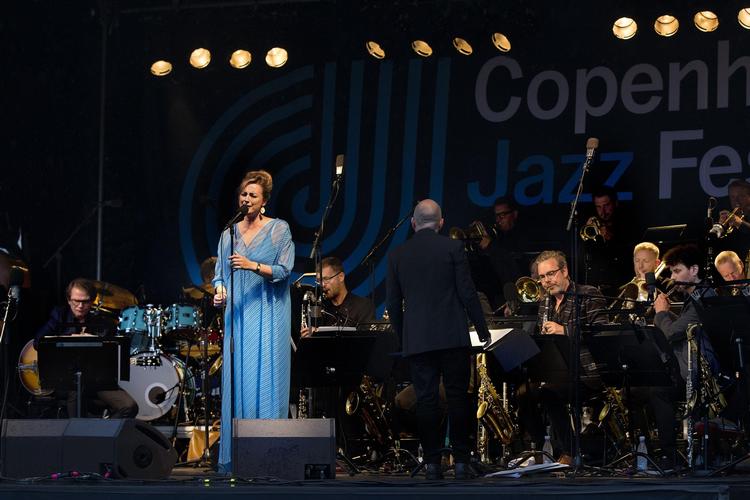 DR Big Bands markering af 40-års jubilæet bød på nedslag i bigbandets historie knyttet sammen med komponister og ’hemmelige 
gæster’. Og en stilsikker Sinne Eeg på vokal.
 Finn Frandsen