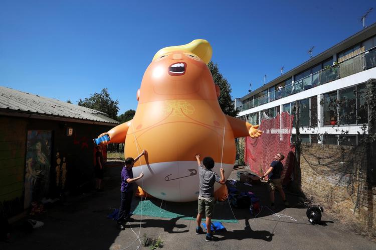 Den store ballon er en protest fra kunstneren Leo Murray. 
