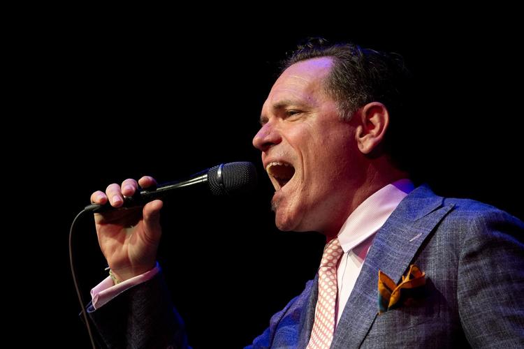 Kurt Elling er en dreven entertainer, hvilket han beviste onsdag aften.  Finn Frandsen 
