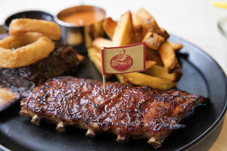 Skuffende. Menukortet indeholder amerikanske klassikere som ribben, BBQ-sauce, løgringe og pomfritter med dyppelse, men udførelsen lader meget tilbage at ønske. Finn Frandsen