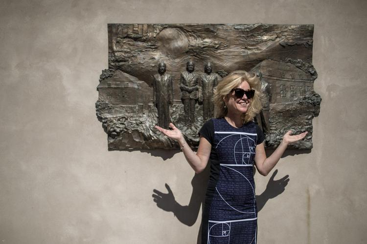 Sceneskift. Anja C. Andersen har været på 
konference hele ugen og runder af med at træde op på scenen i aften og i morgen på
Krudttønden 
sammen med et hold jazzmusikere. Her vil hun fortolke fakta på lyrisk vis til koncerten 
’Stjernenatten 2018’.  Maud Lervik