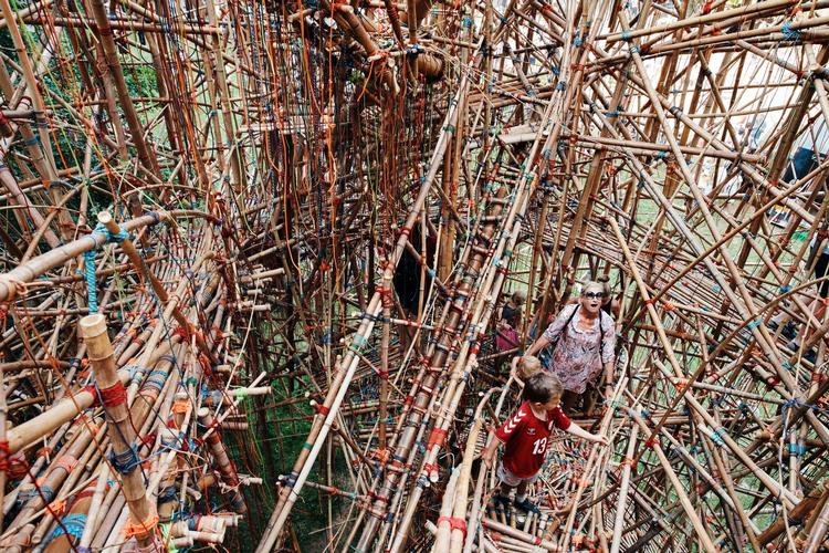 ’Geometry of Innocence’ af kunstnerduoen Doug & Mike Starn er en fortryllende verden af bambus. Ordrupgaard