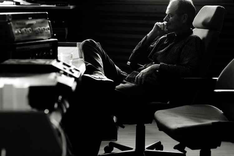 John Parish fotograferet  i dybt koncentreret tilstand som lydhør  lydtroldmand i studiet i Bristol under  indspilninger med Kira Skov.  Arkivfoto: Peter Hove Olesen Peter Hove Olesen 
