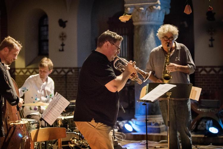 Saxofonisten Tim Bernes musik går gerne på tværs af magelighed og vaner og rummer altid en kerne af originalitet og substans. Torsdag gav han koncert med sin nye europæiske gruppe, SIN, med trompetisten Kasper Tranberg, bassisten Peter Eldh og trommeslageren Peter Bruun. Finn Frandsen