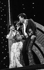 Da  Loretta Lynn (her med Conway Twitty) udgav præventions-sangen ’The Pill’ i 1975, blev den bandlyst i radioen. Imens kunne mænd næsten slippe af sted med mord. Det kan man høre om i podcasten ’Cocaine &amp; Rhinestones’, der dykker ned i countryens folklore.   AP