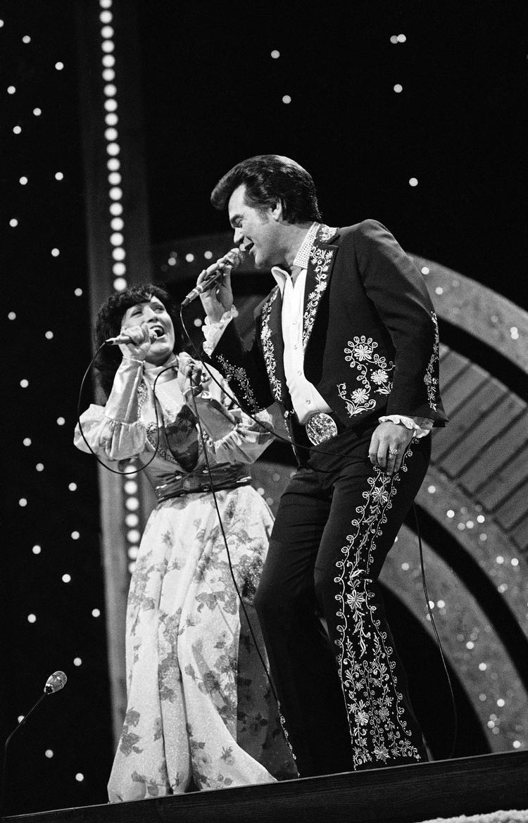 Da  Loretta Lynn (her med Conway Twitty) udgav præventions-sangen ’The Pill’ i 1975, blev den bandlyst i radioen. Imens kunne mænd næsten slippe af sted med mord. Det kan man høre om i podcasten ’Cocaine &amp; Rhinestones’, der dykker ned i countryens folklore.   AP