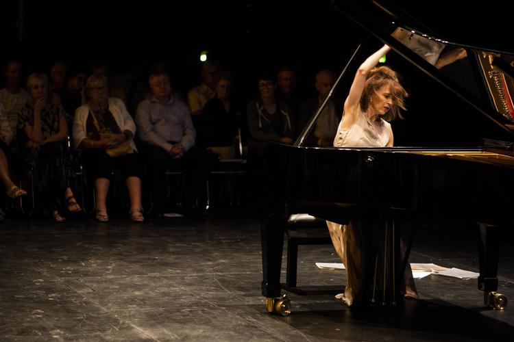 Føling. Solostykker af Debussy, Schumann og Brahms iblandet oplæste digte om forelskelse og længsel. Katrine Gislinge gav en personlig koncert i Tivoli. Foto: Janus Engel Janus Engel/photographer