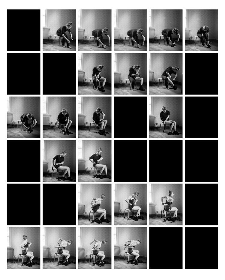 I samlingen af fotografier ’Patchwork’ følger vi, hvordan Hilla Kurki klipper sig fri af den sorte kjole, stykke for stykke. Men i serien er der interpoleret sorte huller, der gør fortællingen til et fragment. Her og der savner vi et billede, og måske er det dette uundgåelige tab, som værket skal minde os om.  Hilla Kurki
