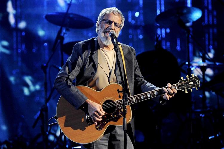 Da Cat Stevens konverterede til islam, tog han navnet Yusuf Islam, og det navn har han også udgivet musik  under. Men nu kalder han sig igen Cat Stevens, når han udgiver plader.   AP