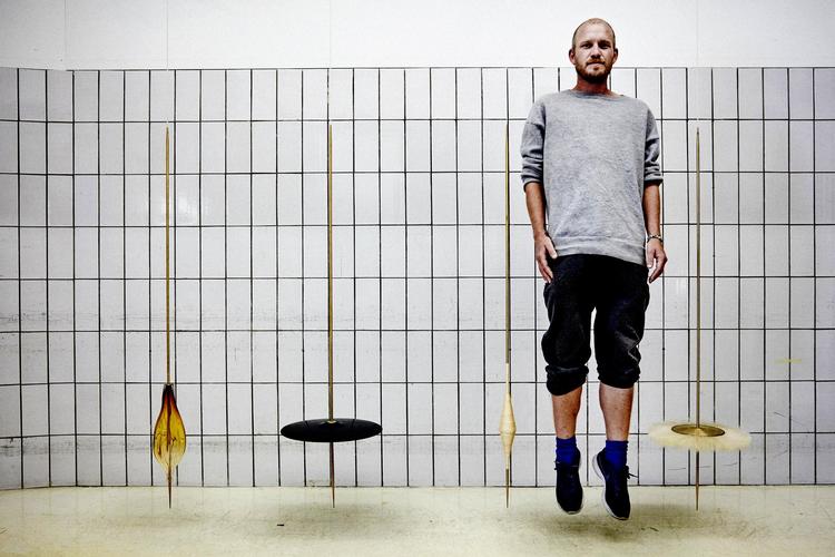 Til udstillingen ’Mindcraft’ i Milano i april skabte Kasper Kjeldgaard en serie mobiler, der vakte opsigt, fordi de tynde messingrør svæver  i luften med materialer som glas, granit og bivoks. Kåre Viemose/POLFOTO