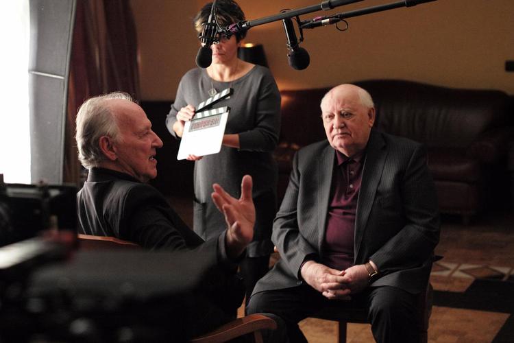 I den nye film interviewer Werner Herzog (tv.) Mikhail Gorbatjov. Foto: Lena Herzog /Filmstriben